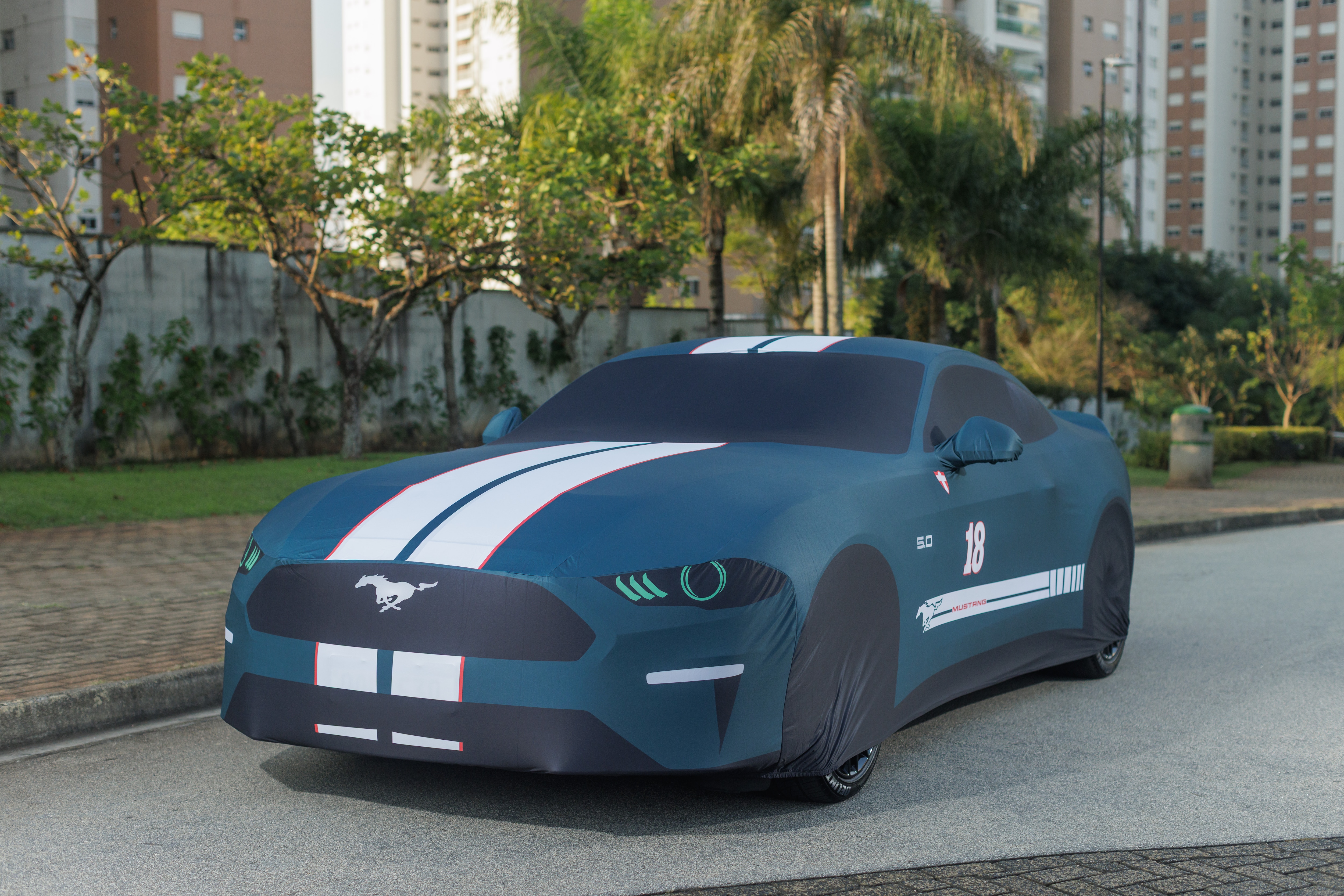 O Mustang GT verde personalizado possui até uma capa customizada que replica a mesma pintura do modelo